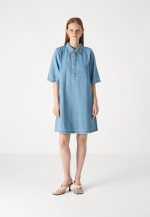 Robe en denim bleu clair avec un col, des manches courtes et une fermeture à boutons. Présente une coupe décontractée et des détails de couture sur l'ourlet.