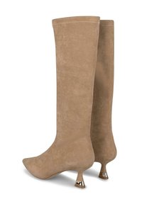 Botas altas de ante beige con puntas afiladas y tacones con acentos metálicos. Textura suave, diseño ajustado con detalles de costura sutil.