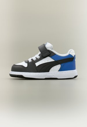 Dziecięcy niski sneaker w kolorach białym, czarnym i niebieskim z zapięciem na rzep i sznurowadłami, widoczny z boku na jednolitym tle.