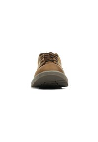 Zapato de senderismo marrón con parte superior de cuero liso, punta redondeada, cordones reforzados y suela de goma texturizada. Diseño de perfil plano.