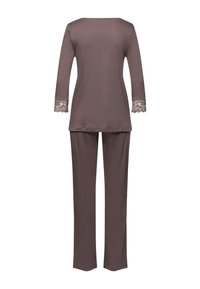Conjunto de pijama marrón con mangas largas que presenta acentos de encaje en los puños. La parte superior es ligeramente alargada, acompañada de pantalones de pierna recta a juego.
