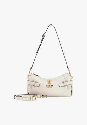 Sac à main en cuir blanc à la forme courbe, équipé de ferrures dorées et d'une bandoulière noire réglable ; présente des sangles décoratives à l'avant.