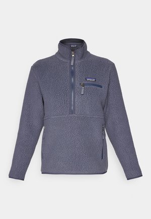 Sudadera de forro polar en gris oscuro con un cuello alto, media cremallera en el frente y bolsillos laterales. Presenta una tela texturizada y un logotipo bordado.