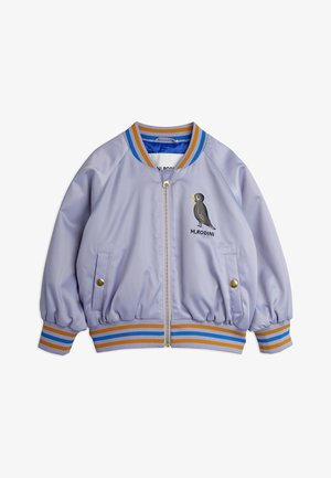 Fialová bomber bunda s modro-oranžovými pruhovanými ribbed golierom a manžetami, s bočnou vreckom a vyšívaným dizajnom vtáka na prednej strane.