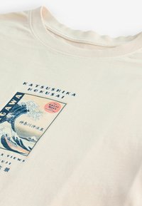 Next HOKUSAI THE GREAT WAVE LICENSE STANDARD - Nyomott mintás póló - stone hokusai postcard
