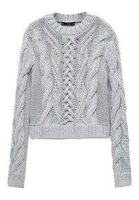 Szary sweter z dzianiny, z wzorem w warkocze, okrągłym dekoltem oraz ściągaczami na rękawach i u dołu. Tekstura jest gruba z otwartymi splotami.