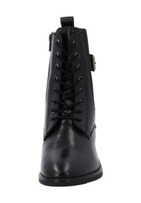 Bottines à lacets noires en simili cuir avec une texture lisse, bout pointu et fermeture éclair sur le côté avec un accent en sangle.