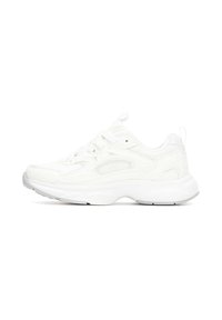 Zapatilla blanca con parte superior de malla texturizada y sintética, puntera redondeada, suela gruesa y cierre con cordones. Presenta costuras sutiles y un tirador en el talón.