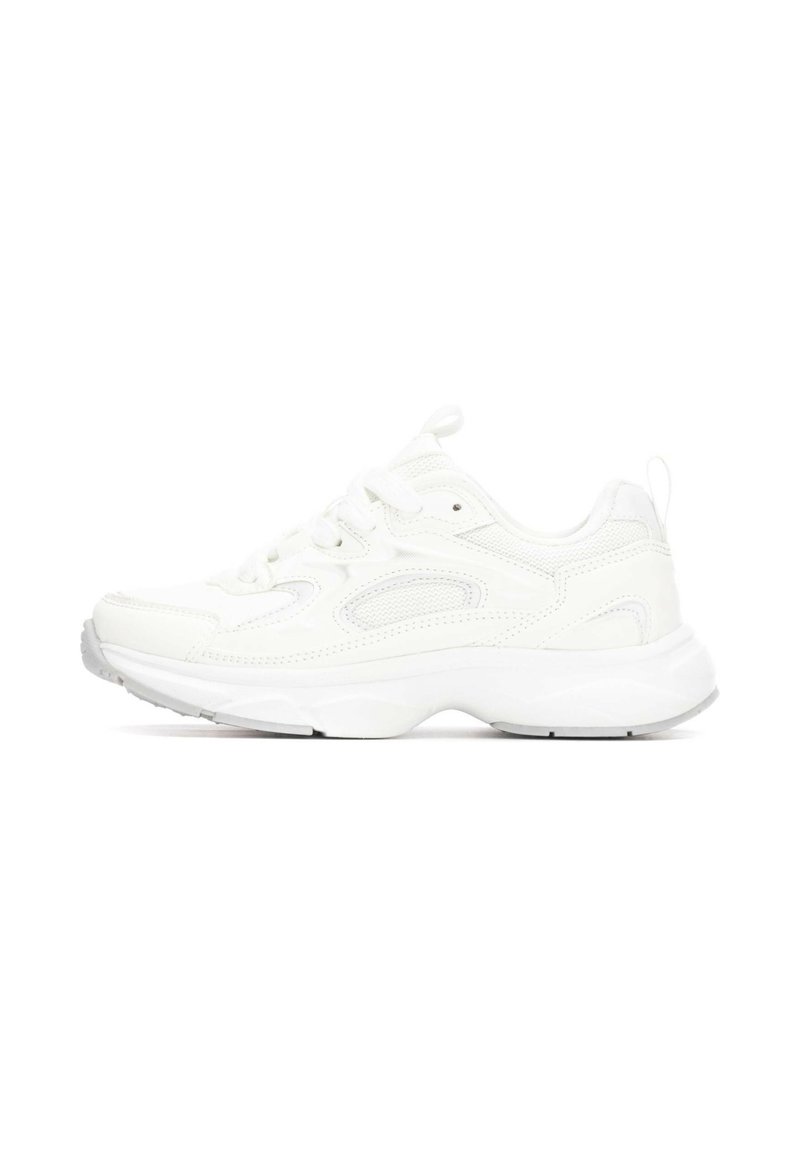 Zapatilla blanca con parte superior de malla texturizada y sintética, puntera redondeada, suela gruesa y cierre con cordones. Presenta costuras sutiles y un tirador en el talón.