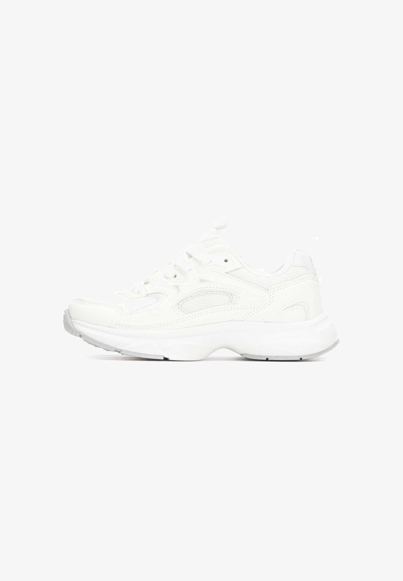 Zapatilla blanca con parte superior de malla texturizada y sintética, puntera redondeada, suela gruesa y cierre con cordones. Presenta costuras sutiles y un tirador en el talón.