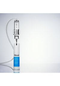 Traitement Murad InvisiScar pour le resurfaçage dans un flacon cylindrique blanc et bleu, relié à une pompe transparente avec un tube flexible.