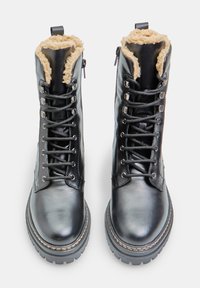 Botas de tobillo de cuero negro con forro de piel sintética, punta redonda, suela de goma gruesa y cordones con ojales de metal para un ajuste ajustable.