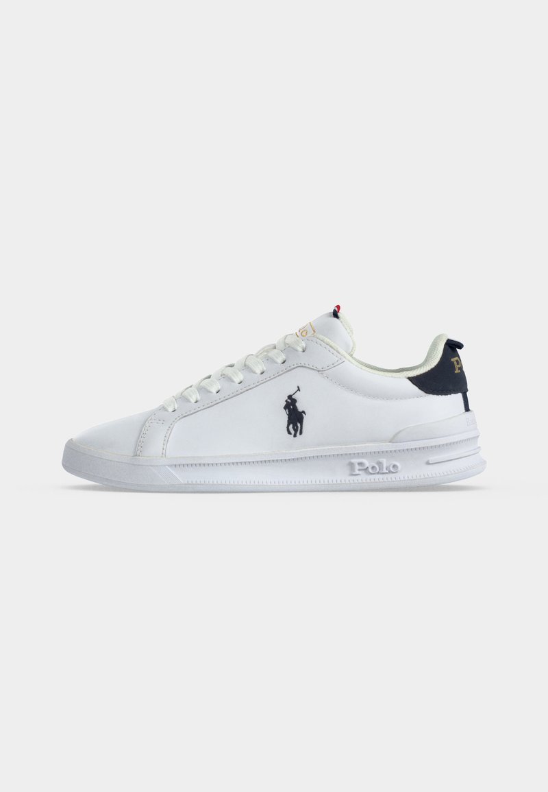Biela nízka teniska s čiernym logom Polo Ralph Lauren na boku a pätke, bielymi šnúrkami a reliéfom "Polo" na medzipodrážke.