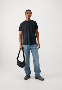 Hollister Co. ICON CREW 5 PACK - Βασικό μπλουζάκι - brilliant white/ultimate gray/navy blazer/black/red