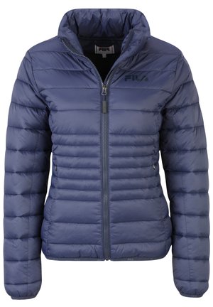 Dunkelblaue Pufferjacke mit horizontalen Nähten, Stehkragen, vorderem Reißverschluss und Fila-Logo auf der Brust. Glattes, leichtes Material.