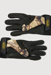 Svarta handskar med texturerat grepp, med kamouflage-mönster på handflatorna och handledsremmar. Tillverkade av flexibla, hållbara material.