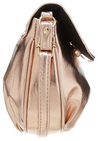 Borsa metallizzata rosa oro con una forma morbida e arrotondata, presenta una tracolla removibile, cuciture a vista e una chiusura a gancio.