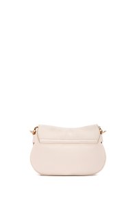 Borsa a tracolla in pelle beige chiaro con forma arrotondata, parte superiore piatta e dettagli in metallo color oro. Superficie testurizzata con una sottile piega decorativa.