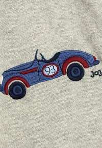 Blau und rot gesticktes Vintage-Rennauto mit der Nummer 93 auf beigem Strickstoff-Hintergrund.