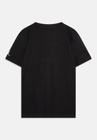 Schwarzes Kurzarm-T-Shirt mit Rundhalsausschnitt. Hergestellt aus einem glatten Stoff, mit einem Logo-Detail auf dem linken Ärmel.