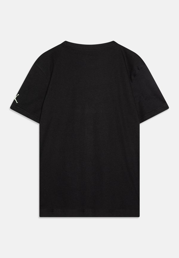 SKY IS NOT THE LIMIT GLOW - Print T-shirt2