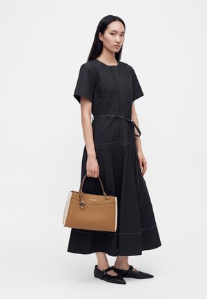 MICHAEL Michael Kors, MAY - Håndtasker - vanilla/acorn