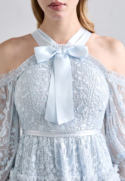 Svetlomodré šaty s kvetinovým čipkovým vzorom, off-shoulder volánovými rukávmi, saténovou mašľou na výstrihu a priliehavým pásom s rozšíreným lemom.