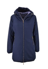 Marineblauwe geïsoleerde jas met een capuchon, voorrits en zijzakken. De stof is glad met een subtiele glans en heeft gouden hardwareaccenten.