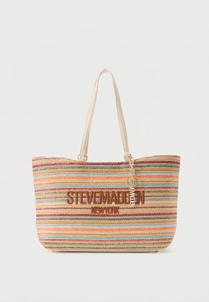 Šarena prugasta tkanja torba s bež ručkama, zlatnim privjeskom i logotipom "Steve Madden New York" izvezenim na prednjoj strani.