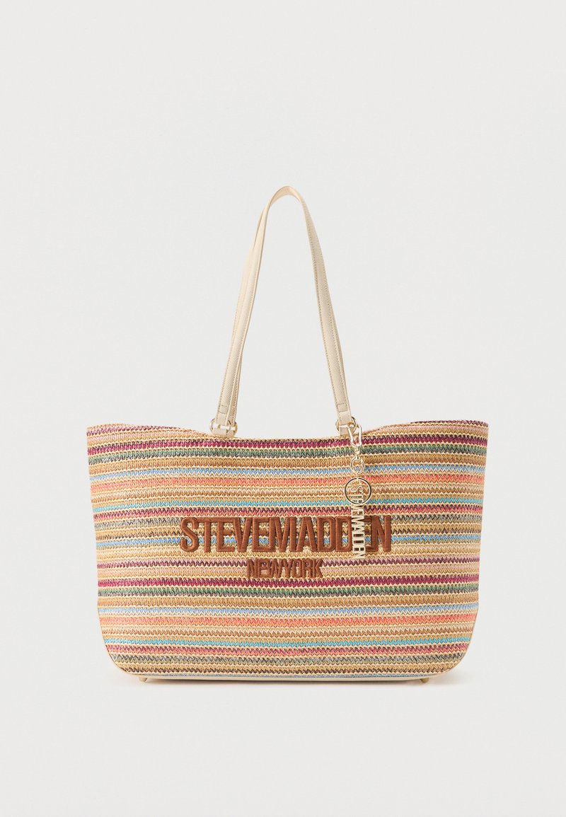 Sac fourre-tout tissé à rayures multicolores avec poignées beige, charme doré et logo "Steve Madden New York" brodé sur le devant.