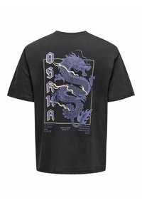 Sort bomulds t-shirt med et lilla dragegrafik på ryggen, med tekst der siger "Osaka" og tilhørende detaljer i hvid og gul accent.