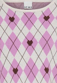 Pull avec motif argyle rose et blanc, lignes marron et cœurs marron au centre de certains losanges ; étiquette ICHI au col.