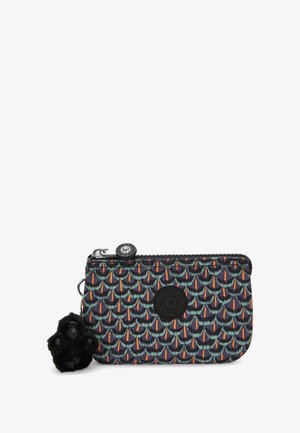 Kangaspussi vetoketjulla, jossa on monivärinen suomukuosi, tummansininen tausta, musta pyöreä logo ja karvainen gorilla avaimenperä kiinnitettynä.