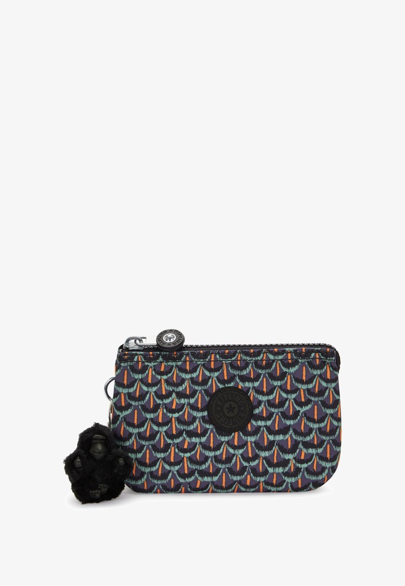 Bolsa de tela con cremallera con un patrón de escamas multicolores, fondo azul marino, logo circular negro y un llavero de gorila peludo adjunto.
