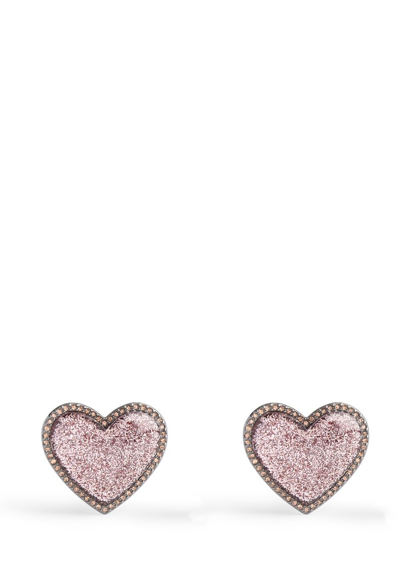 Boucles d'oreilles en forme de cœur ornées de paillettes roses, bordées d'une bordure scintillante. Le matériau semble métallique avec une finition brillante.