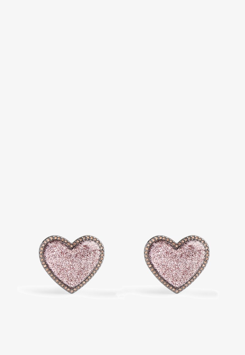 Boucles d'oreilles en forme de cœur ornées de paillettes roses, bordées d'une bordure scintillante. Le matériau semble métallique avec une finition brillante.
