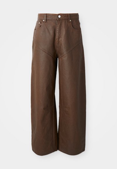 Široke usnjene hlače v rjavi barvi z petimi žepi in gumbnim zapiranjem, prikazane na enobarvni beli podlagi.