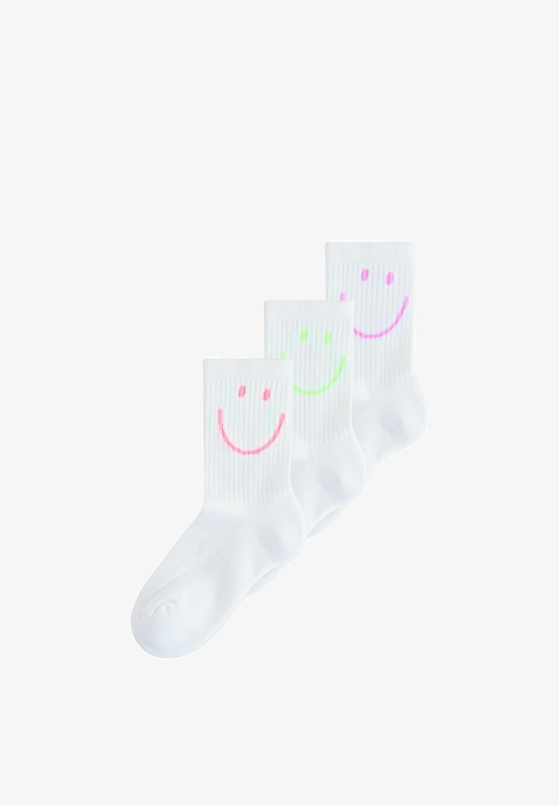 Tres calcetines blancos hasta el tobillo con textura acanalada, cada uno con una gran cara sonriente neón en rosa, verde y púrpura en el puño.