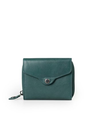 Portafoglio compatto in pelle turchese con pattina anteriore con bottone automatico e tasca laterale con zip, mostrato su sfondo bianco.