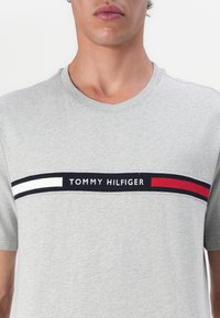 Tommy Hilfiger - T-shirt z nadrukiem