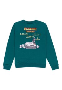 Tealfärgad sweatshirt med grafisk tryck av en skateboardåkare över en bil, med varumärkestext och retro-spelinslag i gult och vitt.
