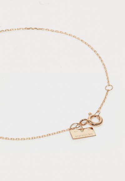 Halskette aus roségold mit einer zarten Kette, die einen rechteckigen Anhänger mit der Gravur "vanrycke" und einem runden Verschluss trägt.
