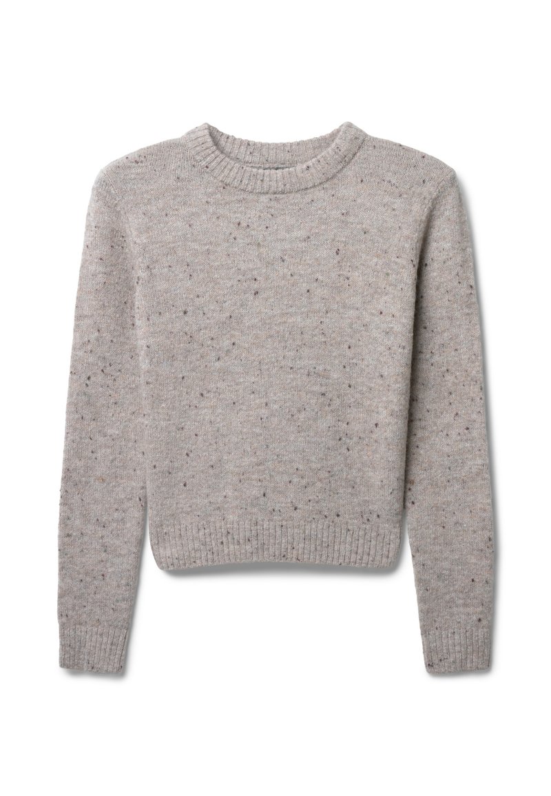Pull en tricot gris avec un col rond, des manches longues et un ourlet court. Comprend des éclats de différentes couleurs dans le tissu.