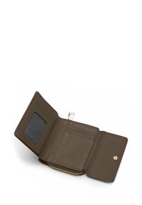 Portafoglio in pelle marrone, superficie texture, chiusura a zip, slot per schede, finestra per ID e chiusura a pulsante. Design compatto e organizzato.
