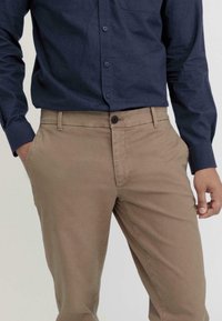 hessnatur Chino - lehm