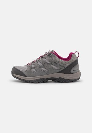 Zapatilla de senderismo Columbia impermeable en gris y rosa, con parte superior de malla y ante, suela resistente y tira para facilitar el puesto en el talón.