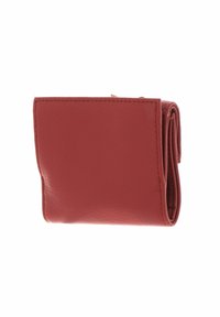 Portefeuille compact rouge en cuir plié avec coutures visibles sur fond clair.