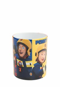 Tazza con una superficie lucida che presenta i personaggi animati Elvis e Penny in giallo e blu vivaci, con i loro nomi accanto.