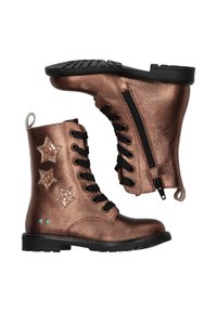 Bottines métalliques en bronze avec une finition texturée, lacets noirs et cinq accents en forme d'étoiles dorées ; elles présentent une fermeture éclair sur le côté et une semelle noire contrastante.