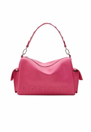 Bolso de cuero rosa con una sola correa y bolsillos laterales, con el nombre de la marca en relieve en el frente.